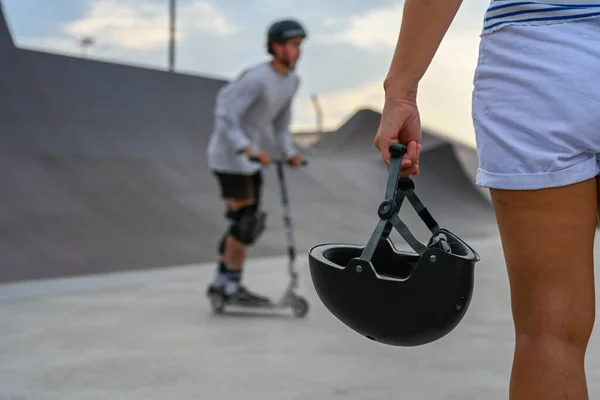 Žena Drží Bezpečnostní Helmu Jízdě Extrémním Parku Detailní Záběr Skate — Stock fotografie