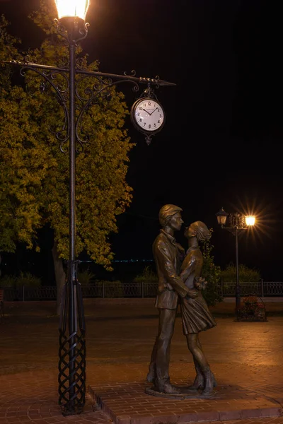 Los amantes de la escultura en el Parque de la Amistad de los Pueblos por la noche. Boulevard Nueva Corona. Arrastramiento del río Volga. — Foto de Stock