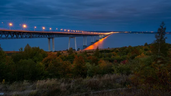 Мост в ночное время. Улица в ночное время. Президентский мост в Ульяновске, пятый по протяженности в России. — стоковое фото