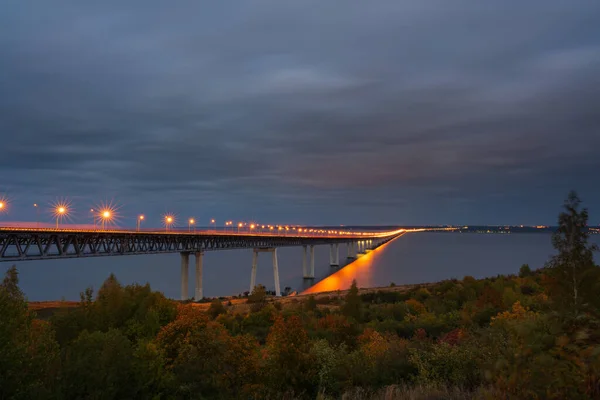 Мост в ночное время. Улица в ночное время. Президентский мост в Ульяновске, пятый по протяженности в России. — стоковое фото