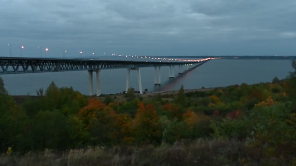 夜の橋だ。夜の街だ。ロシアで5番目に長いウリヤノフスクの大統領橋. — ストック動画