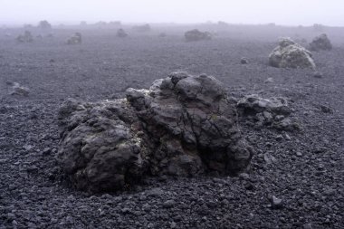 Esrarengiz, kayalık bir yüzey kara volkanik taşlarla kaplı arazide uzanır. Bölgenin üzerinde yoğun sis beliriyor. Ürkütücü ama büyüleyici atmosferi güçlendiriyor..