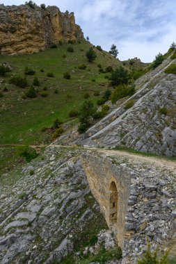 Dağlık Arazinin Ortasındaki Antik Taş Köprü. Dağıstan Rusya.
