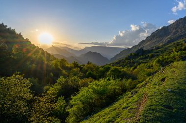 Dağ Vadisi 'nde gün doğumu. Dağıstan Rusya.