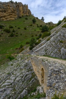 Dağlık Arazinin Ortasındaki Antik Taş Köprü. Dağıstan Rusya.