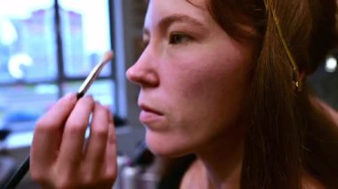 Yetenekli bir sanatçının bir Japon salonunda bir kadının doğal güzelliğini arttırmasını izleyin. Her kare titiz teknikler gösteriyor. Makyaj ve kişisel bakım sanatını gösteriyor..