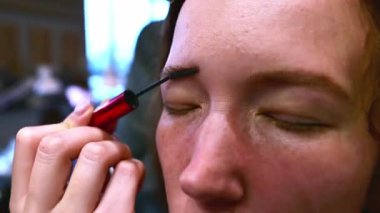 Yetenekli bir Japon güzellik uzmanı müşterisinin yüz hatlarını hassas bir kaş makyajı ile güçlendirir. Huzurlu atmosfer ve uzman teknikleri gerçek sanatçılığı gösteren rahatlatıcı bir deneyim yaratıyor..