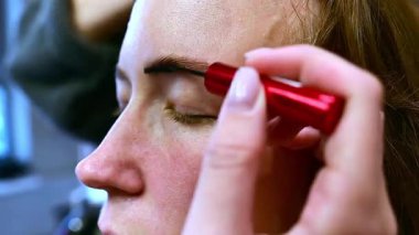 Samimi bir Japon güzellik salonunda, uzman bir sanatçı modelin doğal özelliklerini geliştirmek için kaş jölesi kullanır. Dikkatli vuruşlar parlak ama yumuşak bir görünüm yaratır, zarafet sergiler..