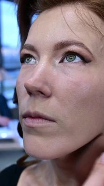 Bir Japon salonunda çarpıcı bir güzellik değişimine tanık olun. Bir sanatçı maharetle makyaj yapar, yüz hatlarını hassasiyetle ve yaratıcılıkla güçlendirir, doğal zarafeti ortaya çıkarır..