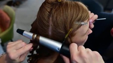 Yetenekli bir güzellik uzmanının, güzel bir Japon kadınında baş döndürücü kıvrımlar yaratması gibi, kuaförlük sanatını tecrübe edin. Huzurlu bir salon ortamında gelişen dönüşümü izleyin, her detayı yakalayın..