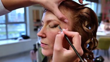 Yetenekli bir profesyonel, dingin bir güzellik salonunda bir kadının görünüşünü güzelleştirir. Hassas dokunuşlar, atmosfer yaratıcılık ve sanatsallıkla vızıldarken onun özelliklerini ortaya çıkarır..