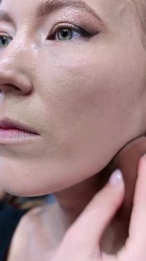 Yetenekli bir Japon güzellik uzmanı bir müşterinin görünüşünü kusursuz makyaj uygulaması ile güçlendirir. Konforlu bir salon ortamında her detay mükemmelleşirken sanatın gelişmesini izleyin..