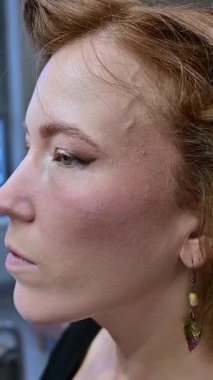 Bu ilgi çekici klipte, yetenekli bir sanatçı bir Japon salonundaki doğal güzelliği artırır. Makyajın ustalıkla uygulanmasını izleyin. Kusursuz bir görünüm için teknikler..