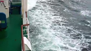 Görkemli bir yolcu gemisi okyanus dalgalarında zarif bir şekilde süzülüyor, canlı su desenleri sergiliyor. Derin mavi deniz, parlak bir gökyüzünün altında enerji ile dans ediyor. Gemi ufka doğru yol alırken..