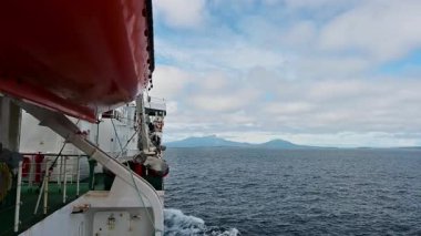 Parlak okyanustan güzel Kuril Adalarına doğru süzülen bir yolcu gemisinde huzurlu bir yolculuk yaşayın. Görkemli dalgalar parlak bir gökyüzünün altında dans ediyor..