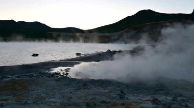 Kunashir Adası 'ndaki sülfür tarlasından ve gayzerden yükselen buhar doğal güzelliği gözler önüne seriyor. Akşam karanlığında çarpıcı Kuril Adaları 'ndaki volkanik manzaraya tanık olun..