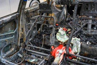 Arabanın içindeki kalıntılar yangından kaynaklanan büyük hasarı gösteriyor. Yanmış koltuklar ve enkaz bükülmüş metali sarar ve yıkımın sonuçlarını gözler önüne serer..