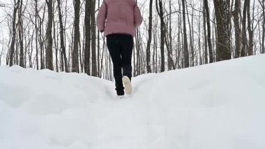 Kendini adamış bir sporcu, sersemletici bir ormanda dar bir yola tırmanırken derin kara göğüs gerer. Kış güzellikleri onu sarıp sarmalıyor. Doğada aktif olmanın neşesini vurguluyor..
