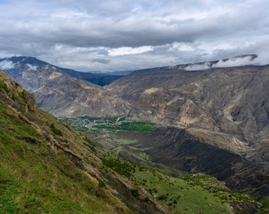 Bulutlu bir gökyüzünün altındaki dramatik dağ vadisi manzarası. Dağıstan Rusya.