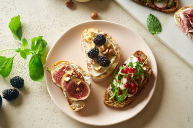 Tabakta soslu bruschettalar, lezzetli İtalyan kahvaltı konsepti. 
