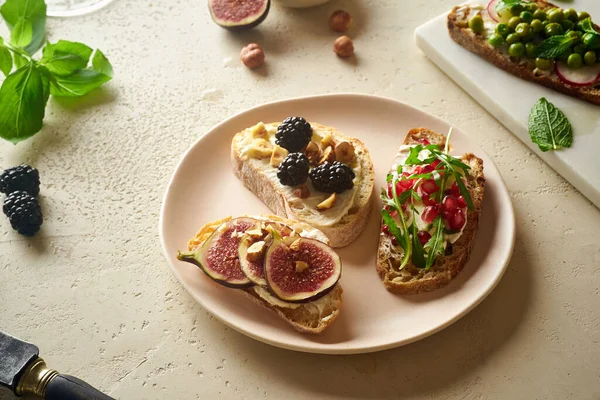 Vista Superior Bruschettas Con Coberturas Plato Delicioso Concepto Desayuno Italiano — Foto de Stock