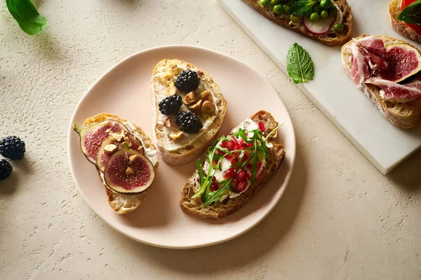 Vista Superior Bruschettas Con Coberturas Plato Delicioso Concepto Desayuno Italiano —  Fotos de Stock