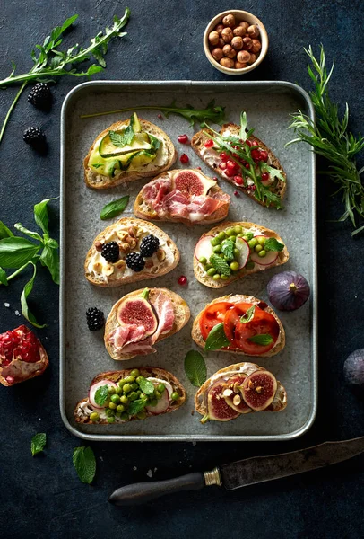 Conjunto Sabrosos Bruschettas Con Coberturas Bandeja Metálica Comida Bocadillos Para — Foto de Stock