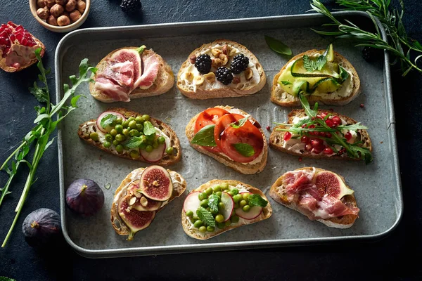 Conjunto Sabrosos Bruschettas Con Coberturas Bandeja Metálica Comida Bocadillos Para —  Fotos de Stock