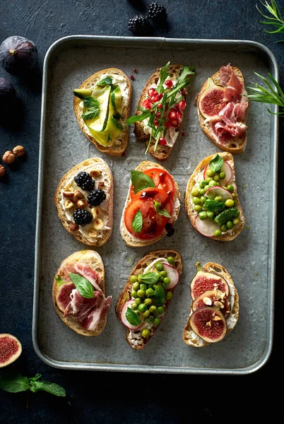 Conjunto Sabrosos Bruschettas Con Coberturas Bandeja Metálica Comida Bocadillos Para —  Fotos de Stock