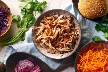 Parçalanmış domuz eti ve barbekü sosu turşulu sebzeler ve çörekler. Yavaş kavrulmuş domuz konseptiyle hamburger pişiriyorum.