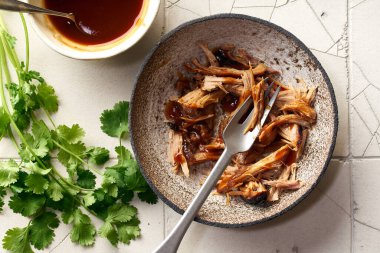 Seramik kasede barbekü soslu doğranmış domuz eti.