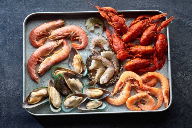 Metalik tepside kivi midyeli ve kerevitli karides çeşitleri.