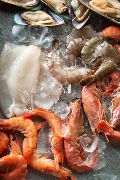 Assortiment Crevettes Avec Moules Kiwis Écrevisses Avec Calmars Fond Gris — Photo