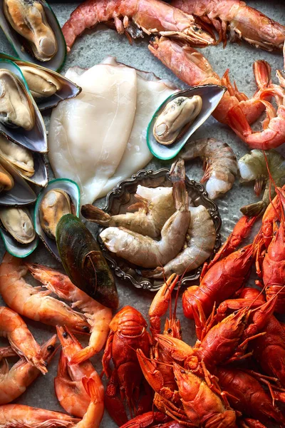 Assortiment Crevettes Avec Moules Kiwis Langoustes Avec Calmar Sur Plateau — Photo