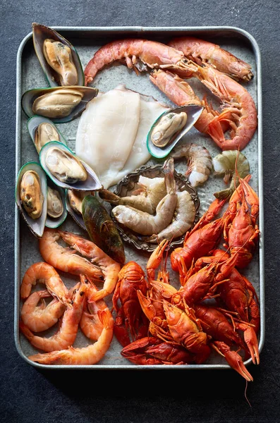 Assortiment Crevettes Avec Moules Kiwis Langoustes Avec Calmar Sur Plateau — Photo