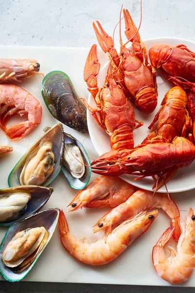 Assortiment Crevettes Avec Moules Kiwis Écrevisses Sur Fond Clair — Photo