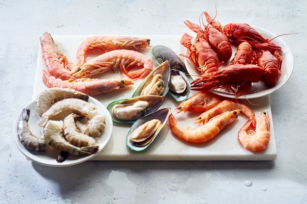 Assortiment Crevettes Avec Moules Kiwis Écrevisses Sur Fond Clair — Photo