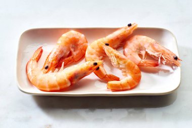 Beyaz arka planda büyük taze karideslerin üst görüntüsü