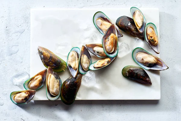 Top View Raw Big Kiwi Mussels Marble Surface — Stock Photo, Image