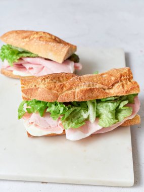 Masada baget, mozzarella peyniri, jambon, marul ve domates sosuyla yapılan sandviçler servis edilir..