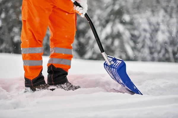 冬天穿着制服 拿着铲子的社区服务人员清扫雪地 — 图库照片