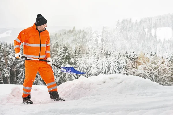 Trabajador Servicio Comunitario Uniforme Con Una Pala Limpia Nieve Invierno — Foto de Stock