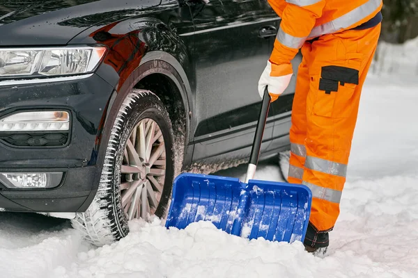 冬天穿着制服 拿着铲子的社区服务人员清扫雪地 — 图库照片