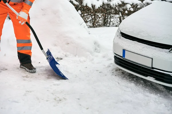 Trabajador Servicio Comunitario Uniforme Con Una Pala Limpia Nieve Invierno — Foto de Stock