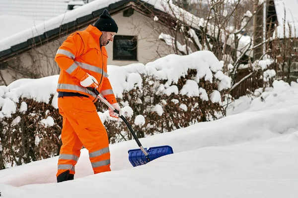 Kommunal Servicearbetare Uniform Med Spade Rensar Snö Vintern — Stockfoto