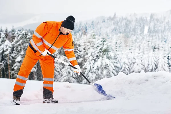 Κοινωνική Λειτουργός Στολή Φτυάρι Καθαρίζει Χιόνι Χειμώνα — Φωτογραφία Αρχείου