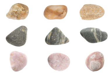 Beyaz arka planda izole edilmiş güzel doğa renkli taşlar. Farklı türde çakıl taşları..