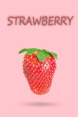 Pembe arka planda çilekten yapılmış yaratıcı bir düzen. Düz alan. Yemek kavramı..