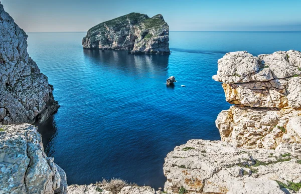 Foradada Adası ve beyaz kayalar