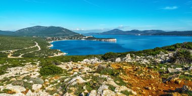 Porto Conte bay açık bir gökyüzü altında
